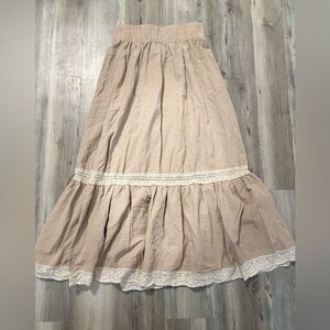 Luukse  Size Medium Beige Lace Trim Skirt- very stretchy waist